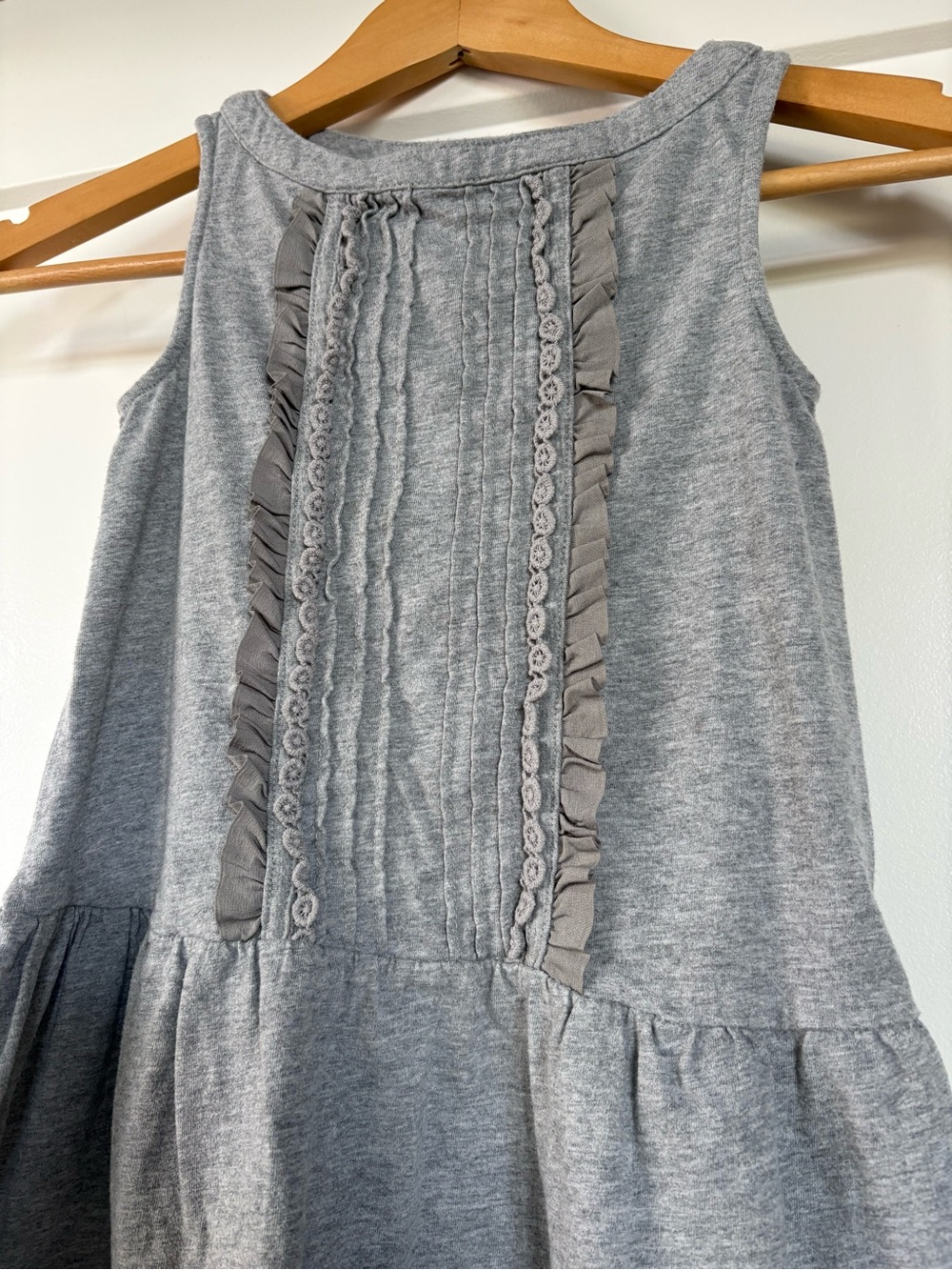 Gap Girls ' Grey Ruffle Front Sleeveless Dress Size 4-5 - Picture 2 of 6